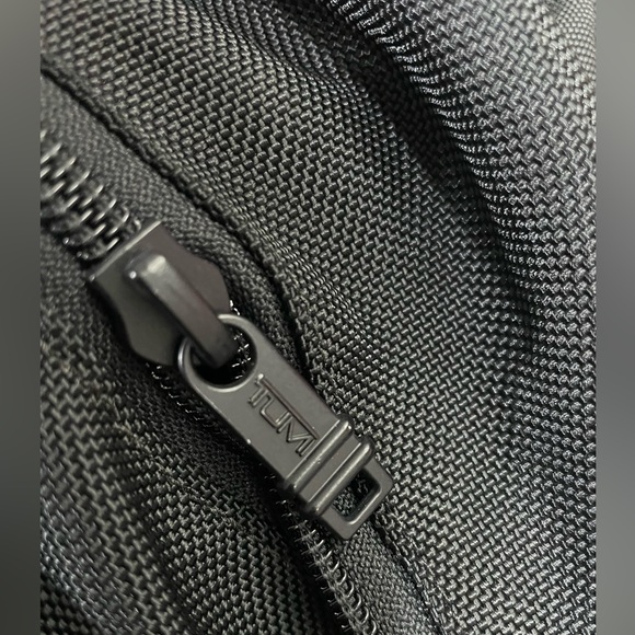 Large TUMI Thin ‎ Nylon Duffle Travel Bag - Picture 9 of 9